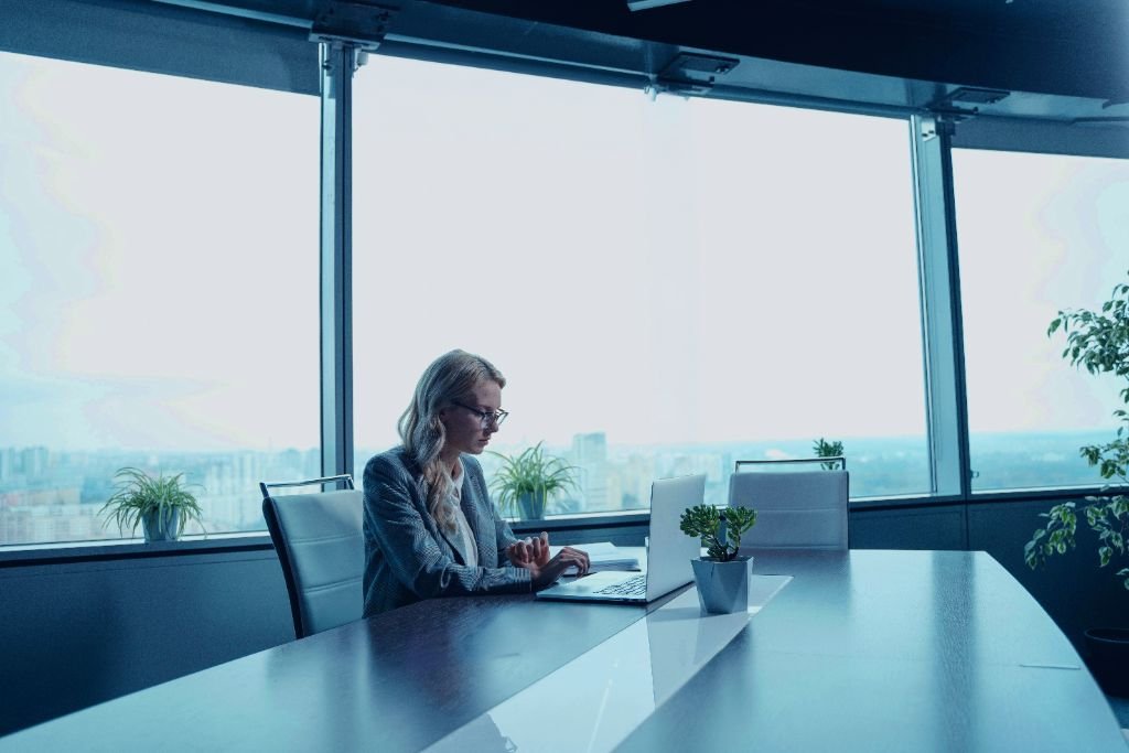 Executiva XTPG em ambiente corporativo