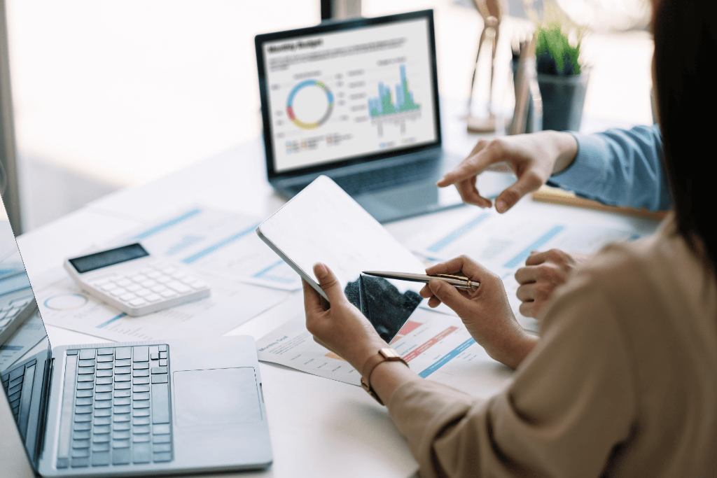 Executivos analisando dados financeiros em reunião corporativa
